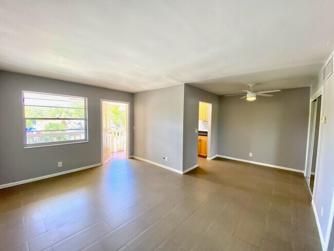 Building Photo - 1204 S Lake Dr