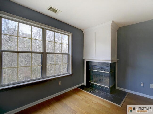 Building Photo - 110 Raintree Ct