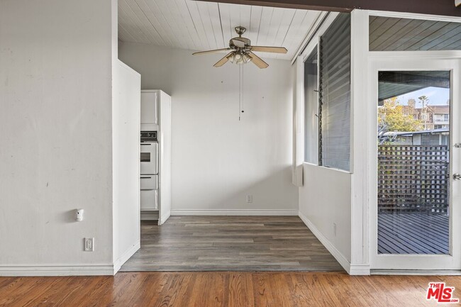 Building Photo - 11131 Rose Ave