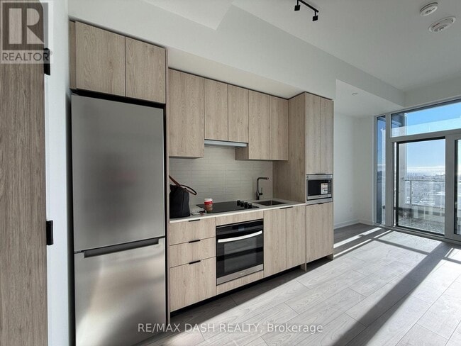 Building Photo - 1007 The Queensway