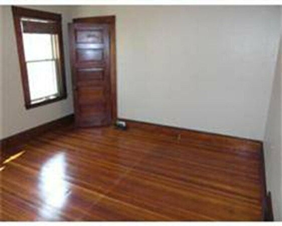 Foto del edificio - 107 Merrymount Rd