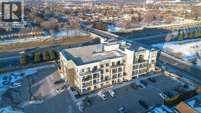 Photo du bâtiment - 120 Springvalley Crescent