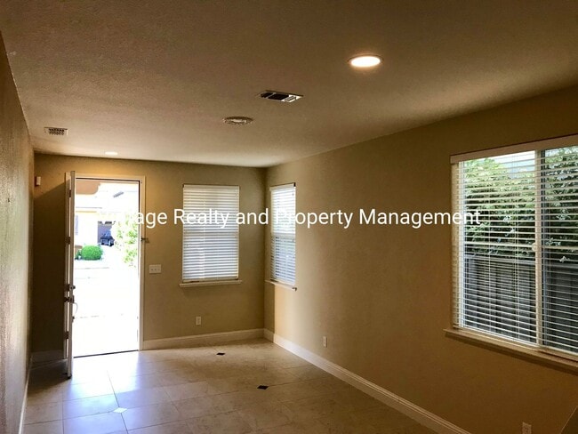 Foto del edificio - 244 Lazy Ridge Ave
