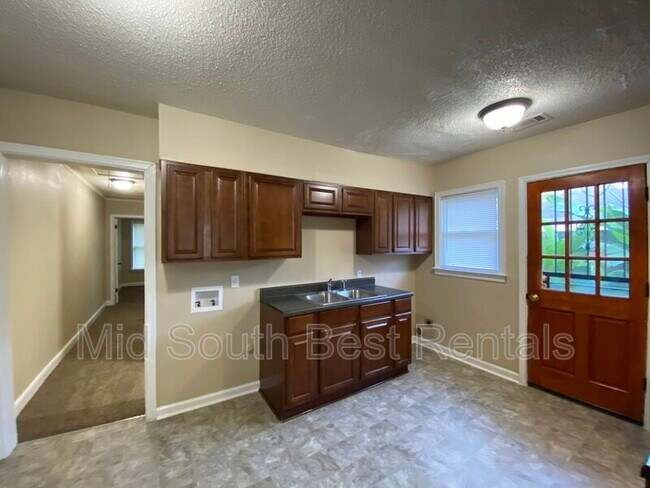 Building Photo - 3577 Bowen Ave