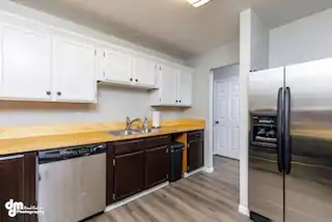 Building Photo - Fully Furnished 3 bed townhome!