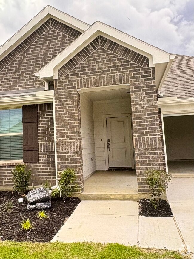 Building Photo - 449 Livingston Dr