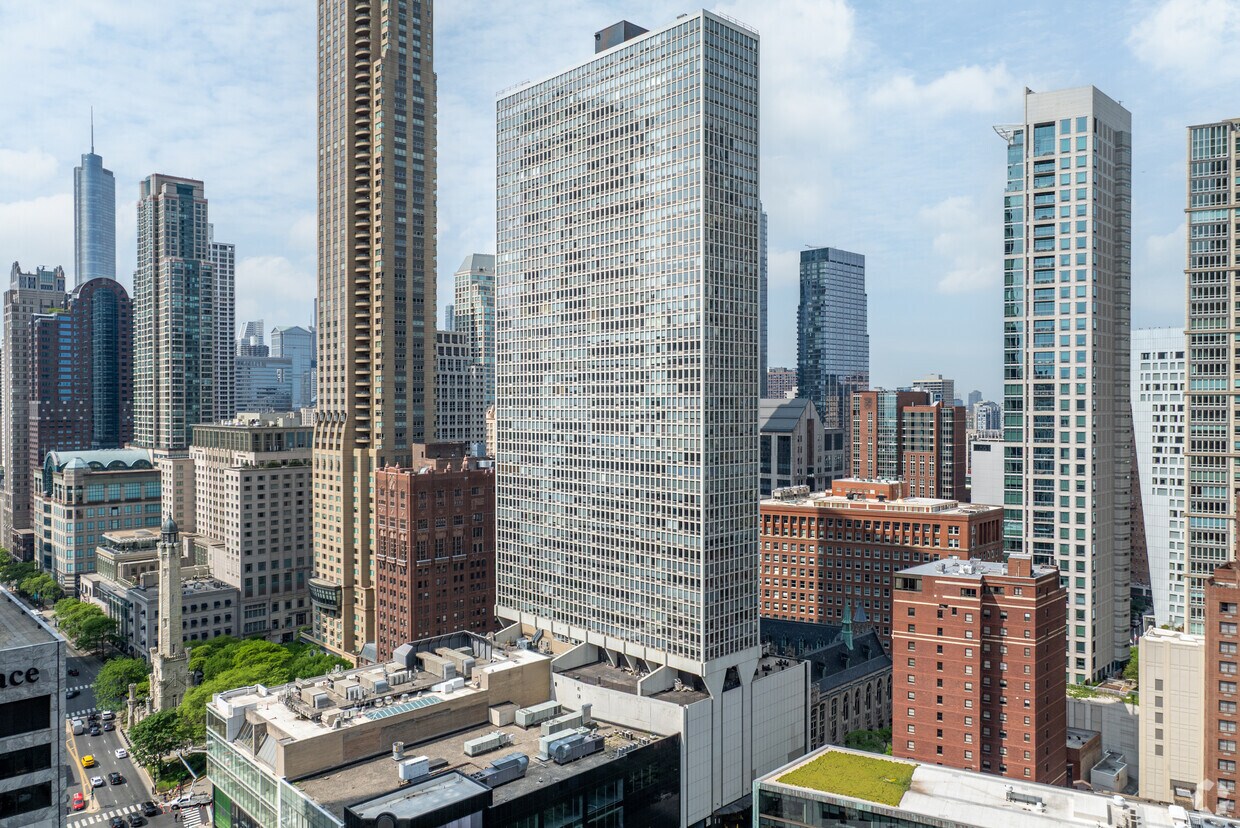 Foto principal - 111 East Chestnut Condominium