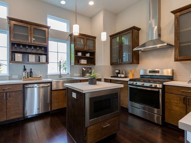 Building Photo - 1027 W 24th St