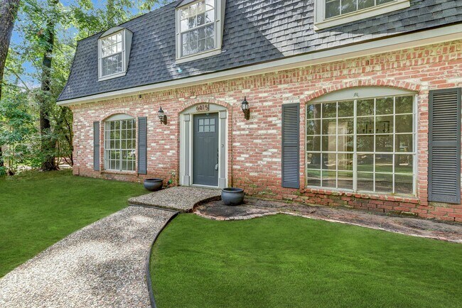 Building Photo - Beautiful 2 Story Home