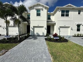 Building Photo - 402 SE Crossoak Ln