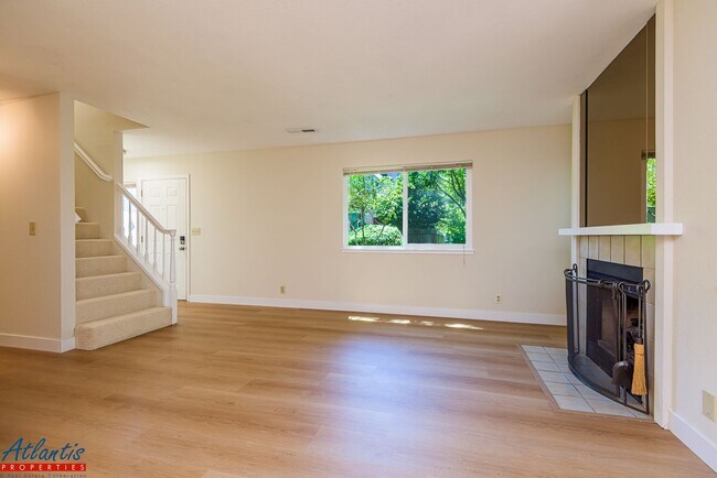 Building Photo - Live Oak Townhouse | Desirable Location
