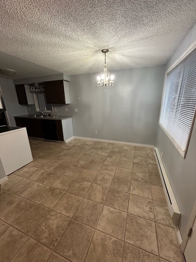 Building Photo - MOVE IN READY-Rambler House