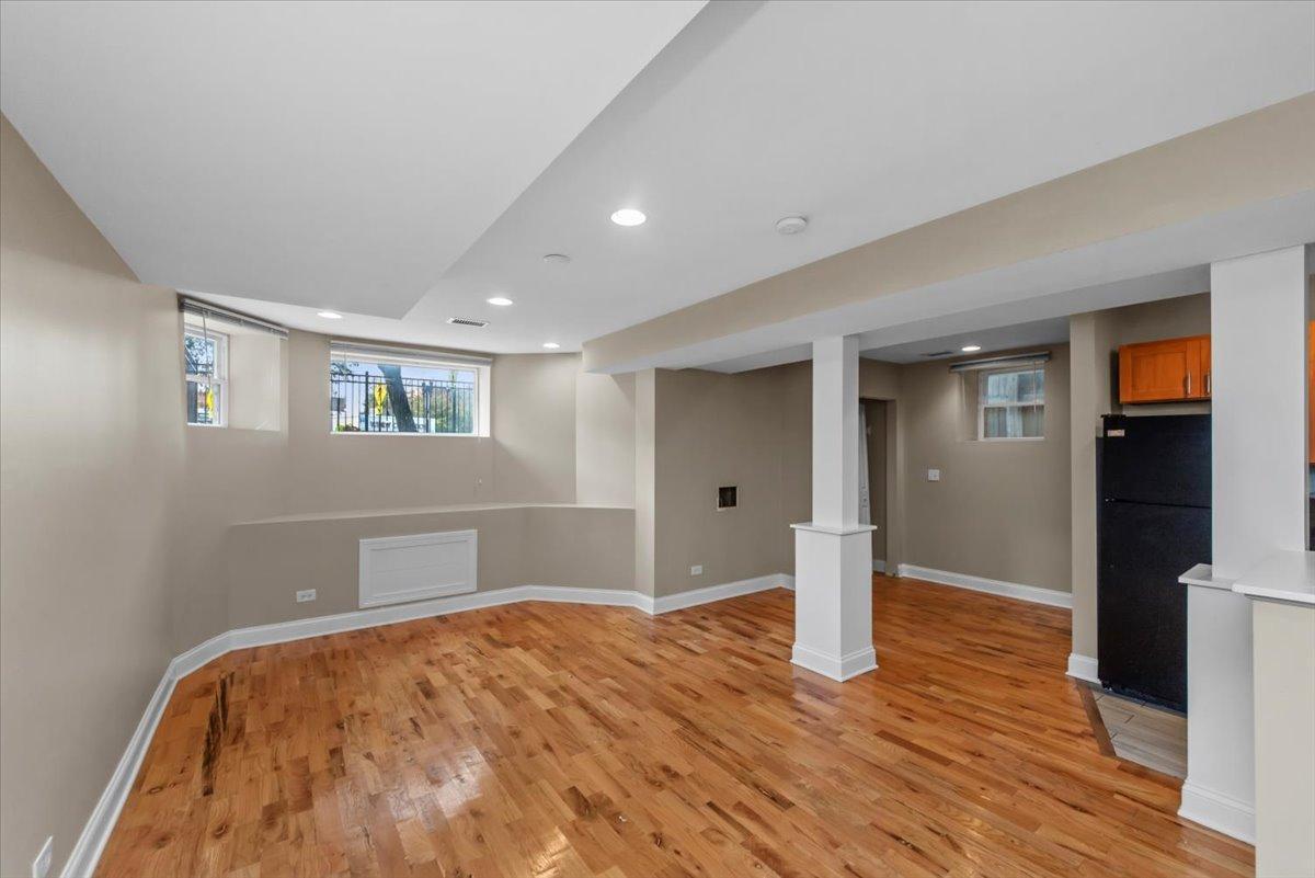 Foto principal - 3 bedroom in Chicago IL 60613