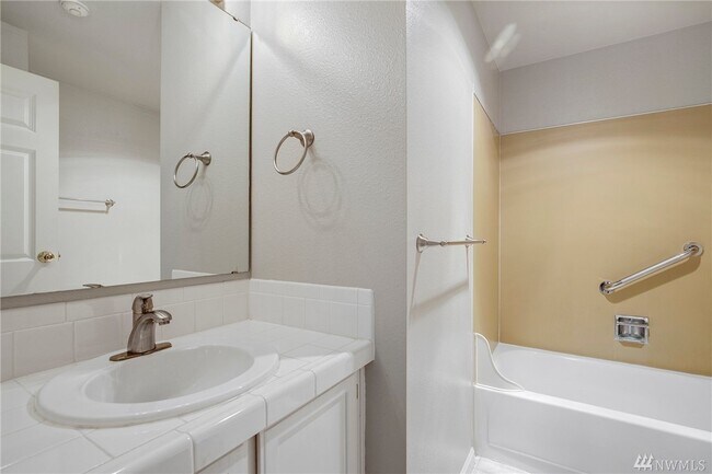 Building Photo - 15666 NE 70th Ct