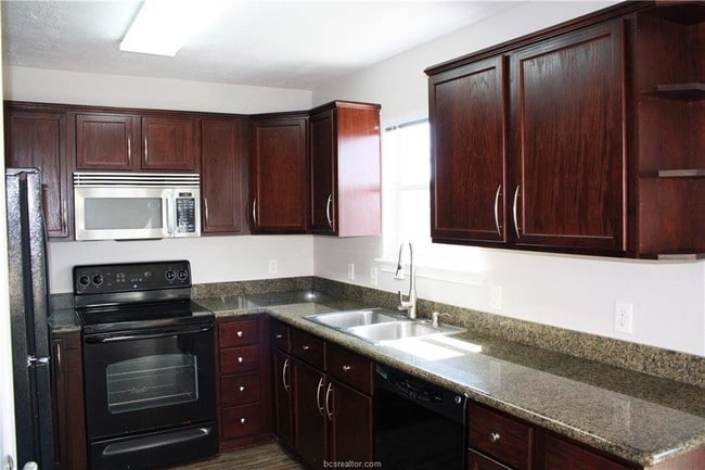 Building Photo - 4015 Southern Trace Dr