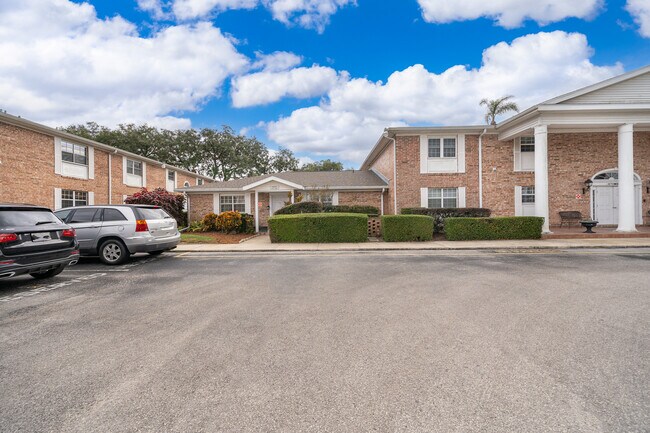 Foto del edificio - 4270 Lake Underhill Rd