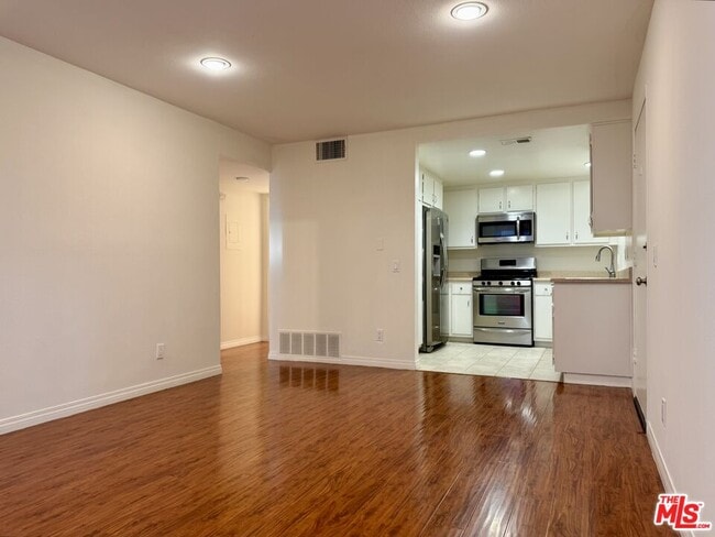 Building Photo - 1348 E Hillcrest Dr