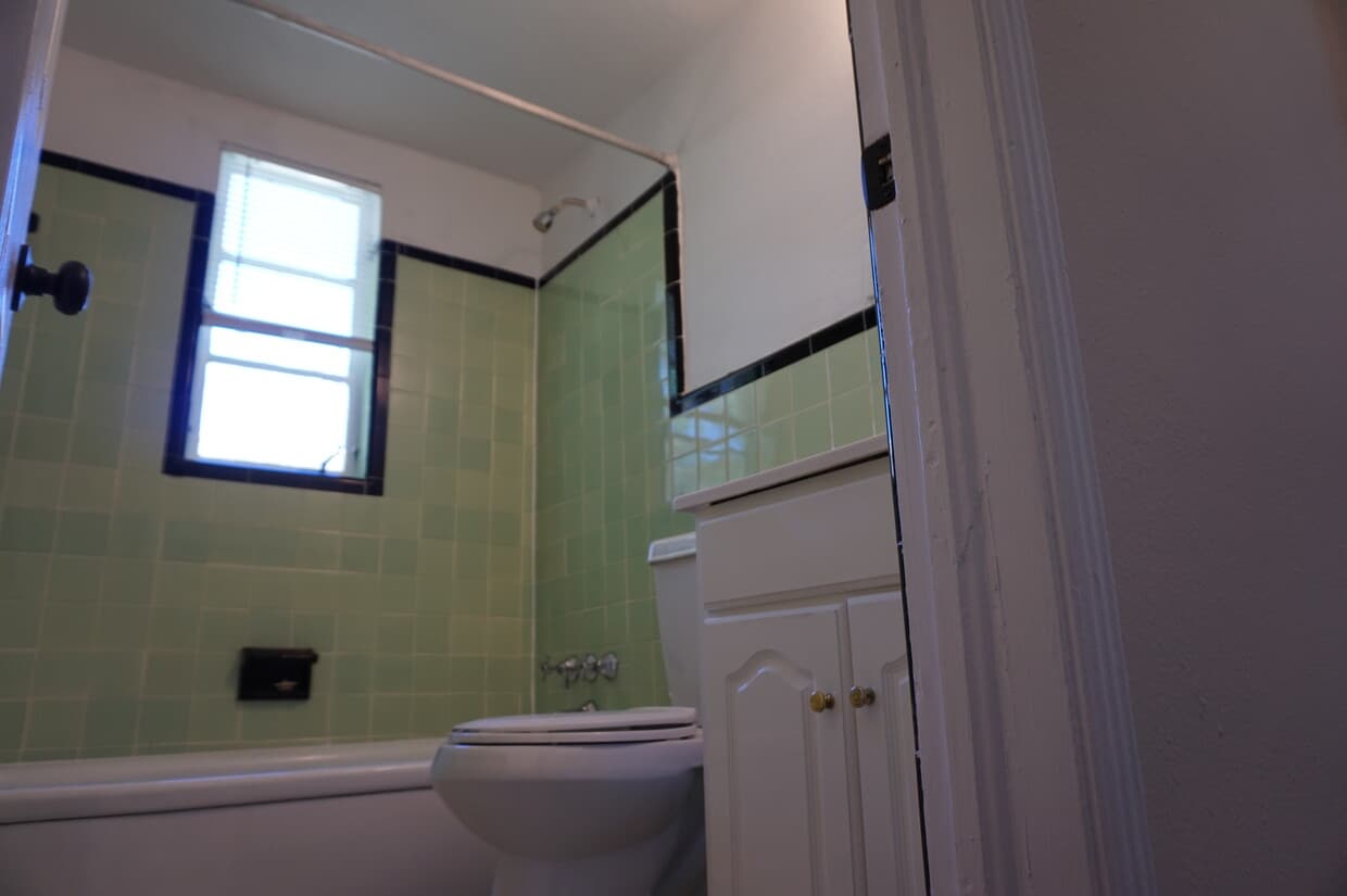 Bath with tub & shower - 41 25th St NW