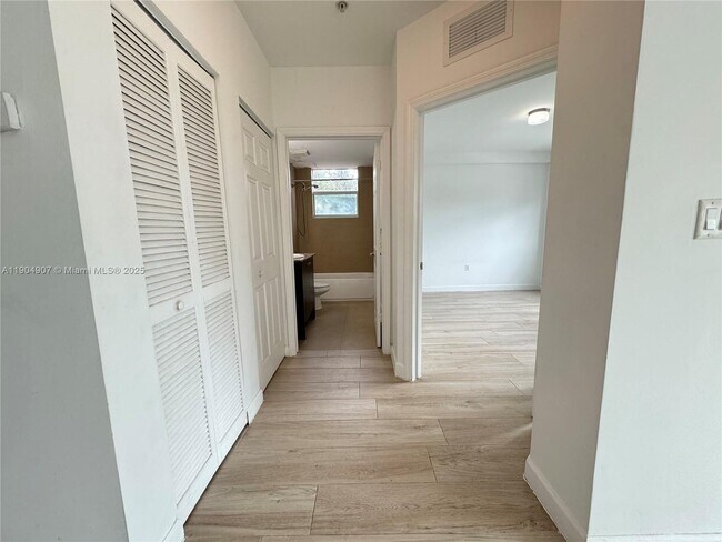 Foto del edificio - 529 NE 62nd St