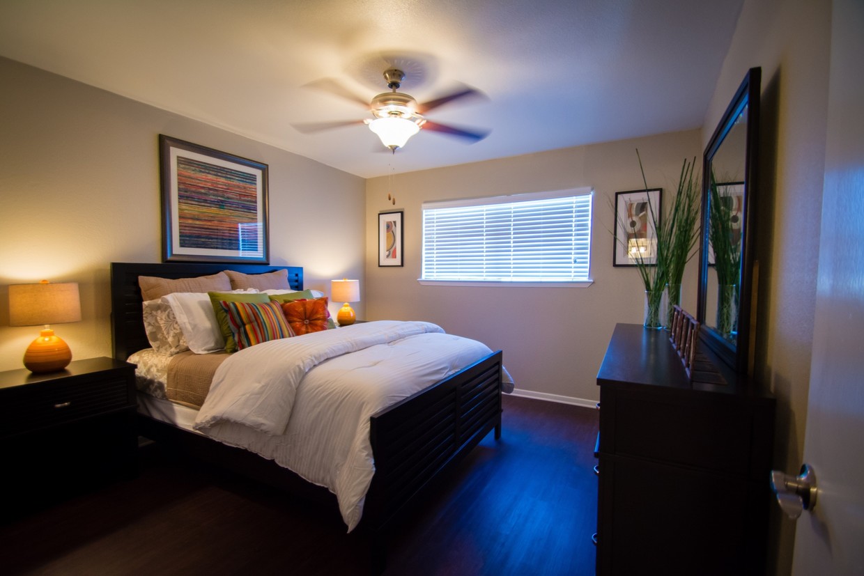 Foto principal - 1911 Willow Creek Dr