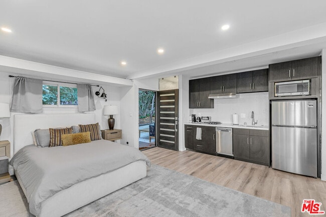 Building Photo - 3937 Kentucky Dr