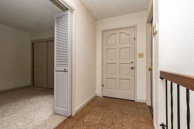 Building Photo - 3 Bedroom 2 bath!