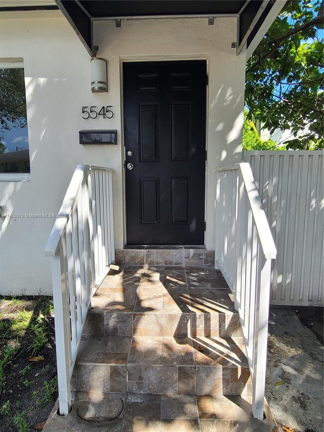 Building Photo - 5545 NE Miami Pl