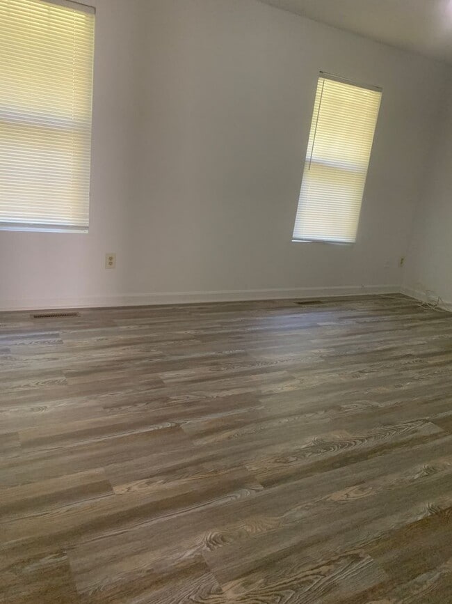 Building Photo - Gorgeous End Unit Townhouse Fredericksburg