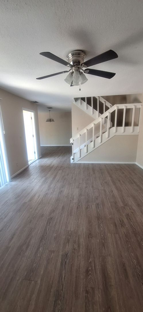 Building Photo - Beautiful 2 bedroom  2.5 bath duplex in qu...