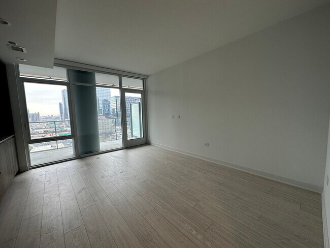 Building Photo - 370 N Desplaines St