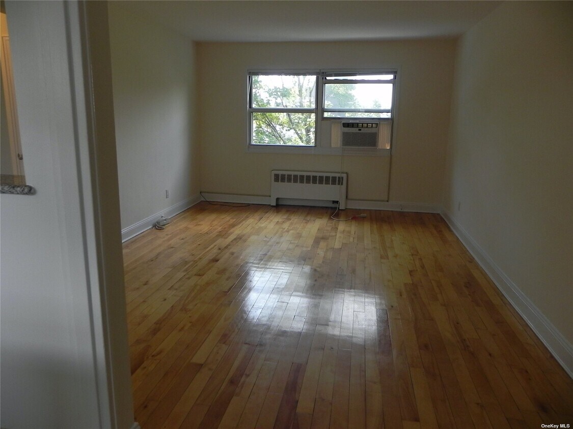 9 Schenck Ave Unit 3E, Great Neck Plaza, NY 11021 Room for Rent in