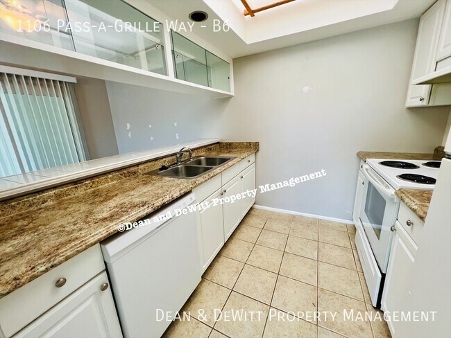 Building Photo - 2/1 Second Floor Apartment in Beautiful Pa...