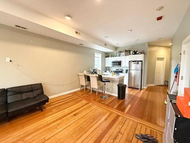 Foto del edificio - 301-305 Dudley St