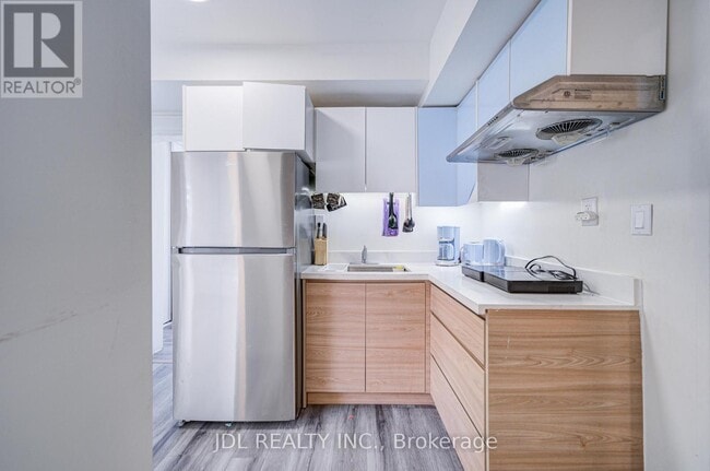 Building Photo - 5 Sorauren Ave