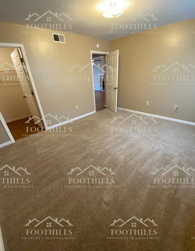 Building Photo - 2 bedroom, 2 bathroom condominium unit nea...