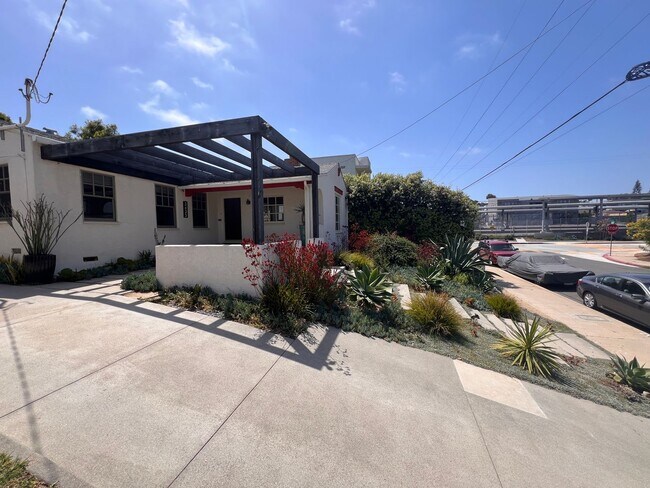 Building Photo - Beautiful, Updated 3 BD, 2 BA House in Lom...