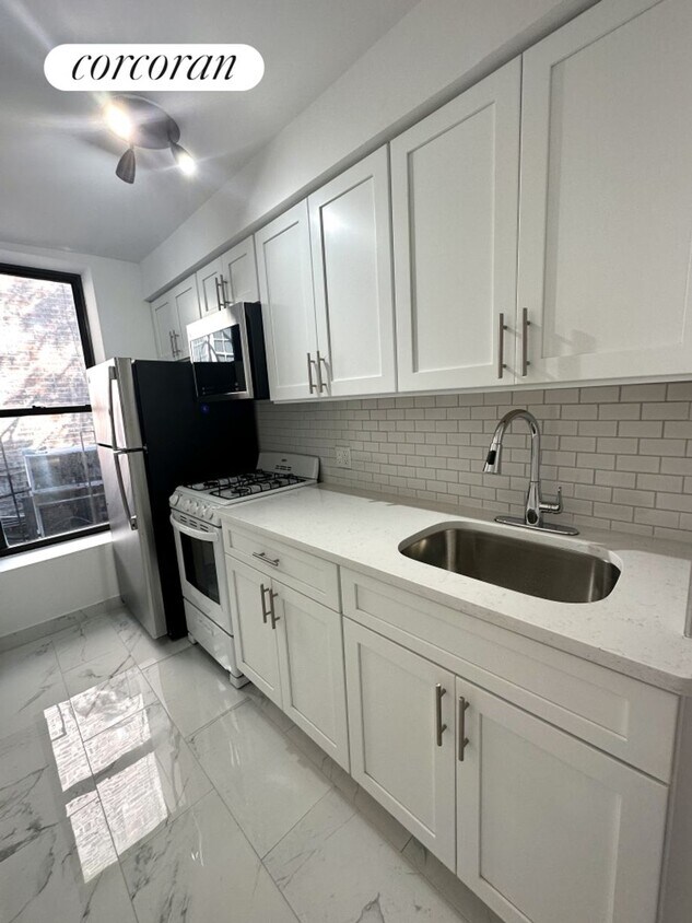 Foto principal - 359 W 53rd St