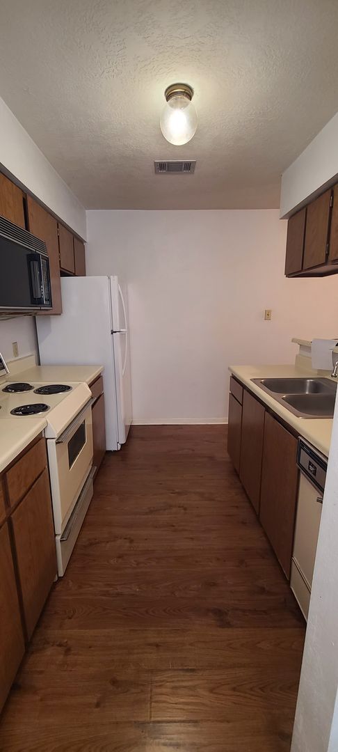 Foto del edificio - 2 Bedroom 1 Bath Available