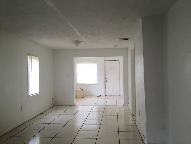 Foto del edificio - 1320 NW 68th St