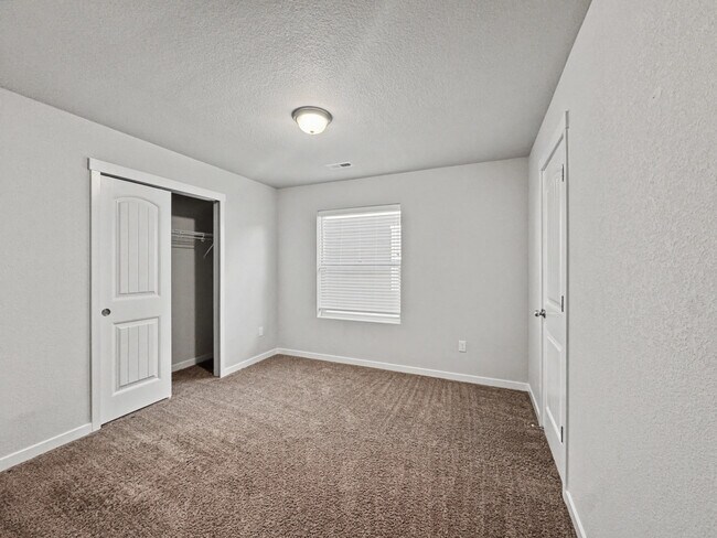 Foto del edificio - 4668 Ports Down Ln