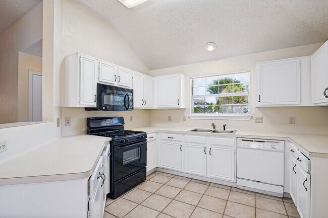 Foto del edificio - 2230 Cedarwood Dr