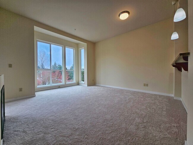 Building Photo - Short Term Rental-5 Months ONLY. 2 Bed 2 B...