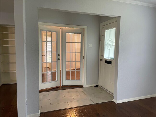 Building Photo - 2624 Summertree Dr