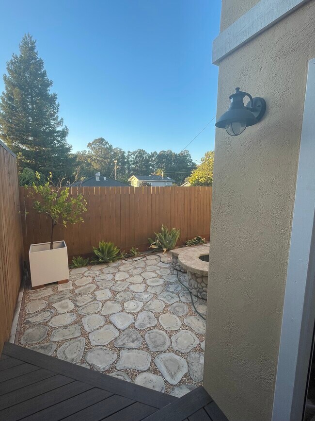 Foto del edificio - 1174 Ella St