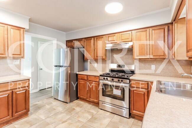 Building Photo - Charming 4 Bedroom in Great Location!