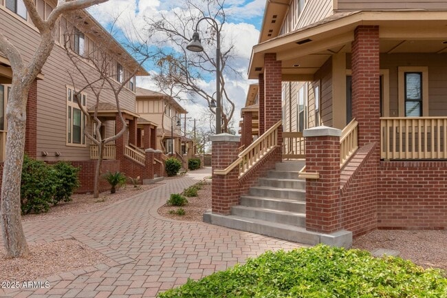 Foto del edificio - CUTE TOWNHOME AVAILABLE NOW NEAR TEMPE TOW...
