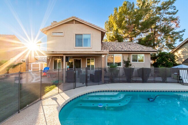 Foto del edificio - The Search is Over! 3-Bedroom, 2.5 baths with Refreshing Fenced Play Pool!