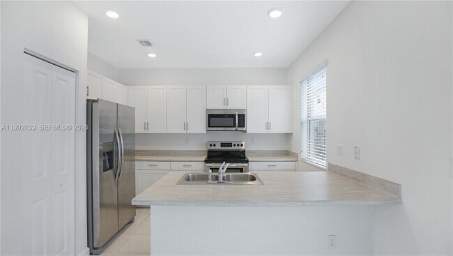 Foto del edificio - 2676 SE 12th St