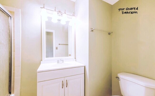 Compartirás este baño completo con otro compañero de piso. - 4767 Kandel Ct
