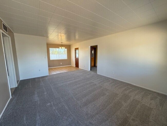 Building Photo - 3 Bed 1 1/2 Bath Home with Fireplace Conta...